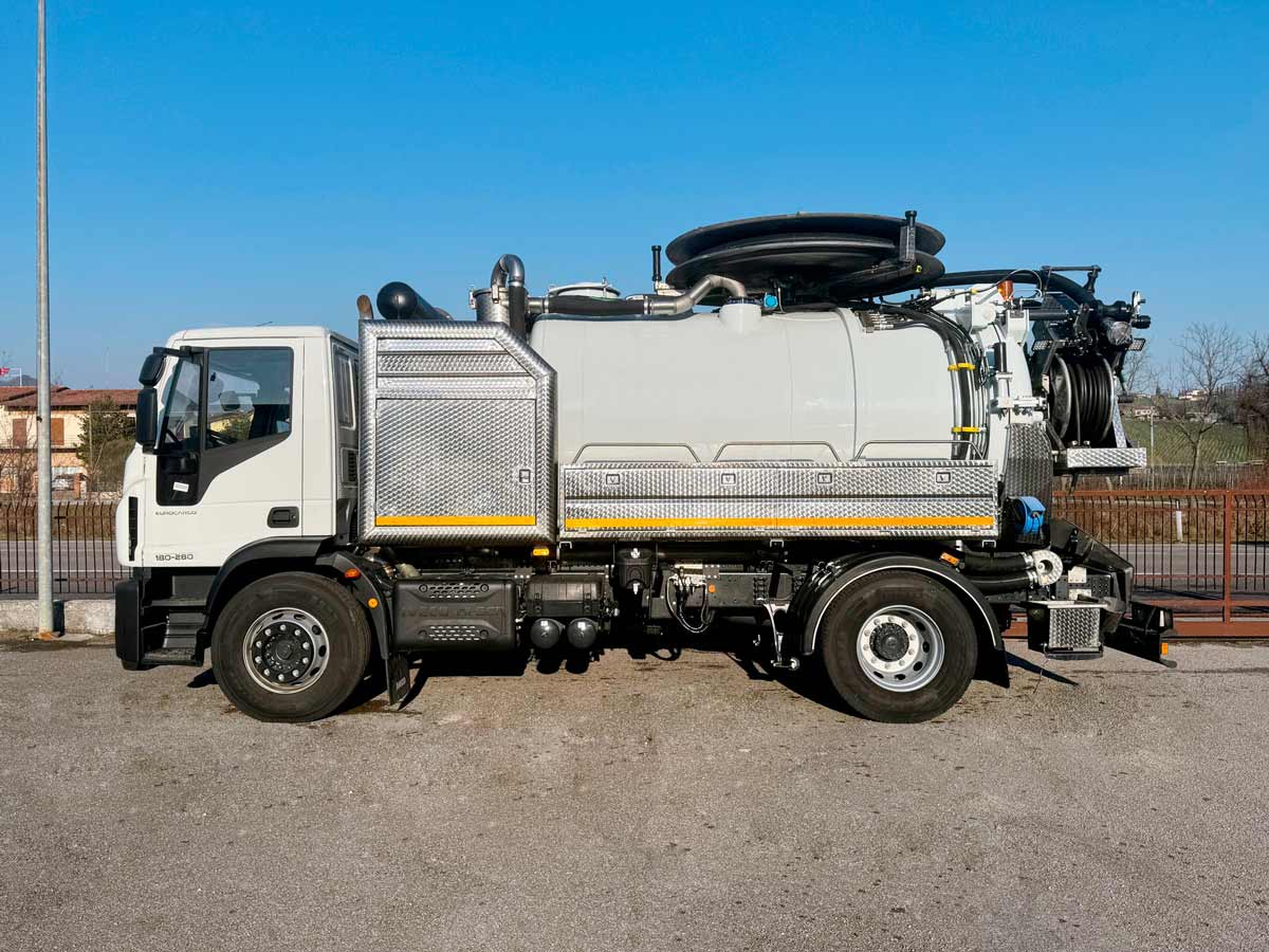 Autospurgo Combinata MAK COMBI 180/F - 9.000 litri su veicolo da 18 ton MTT